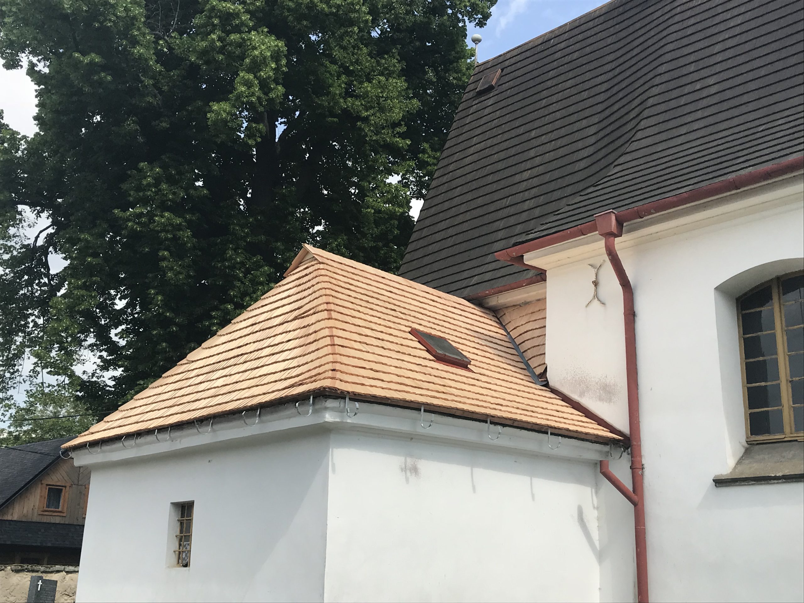 Fotografie k projektu Oprava šindelové střechy kostela sv. Prokopa