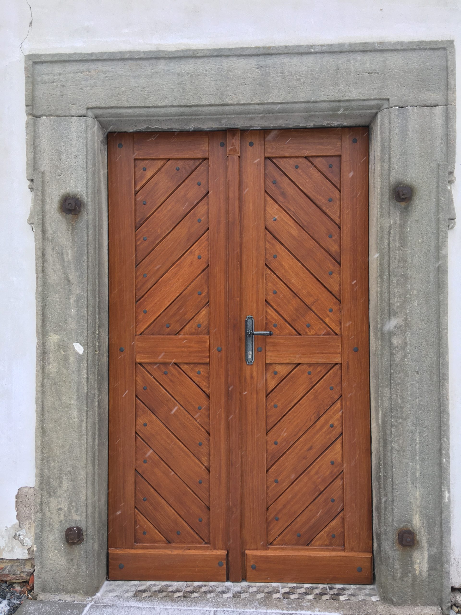 Fotografie k projektu Oprava dveří hlavního vstupu – kostel sv. Jana Křtitele v Perálci